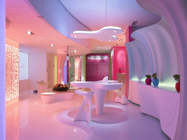 Karim Rashid is one of the biggest names in the contemporary design market. Born in Egypt in 1960 and based in New York, the designer is famous for futuristic pop appeal of their creations.