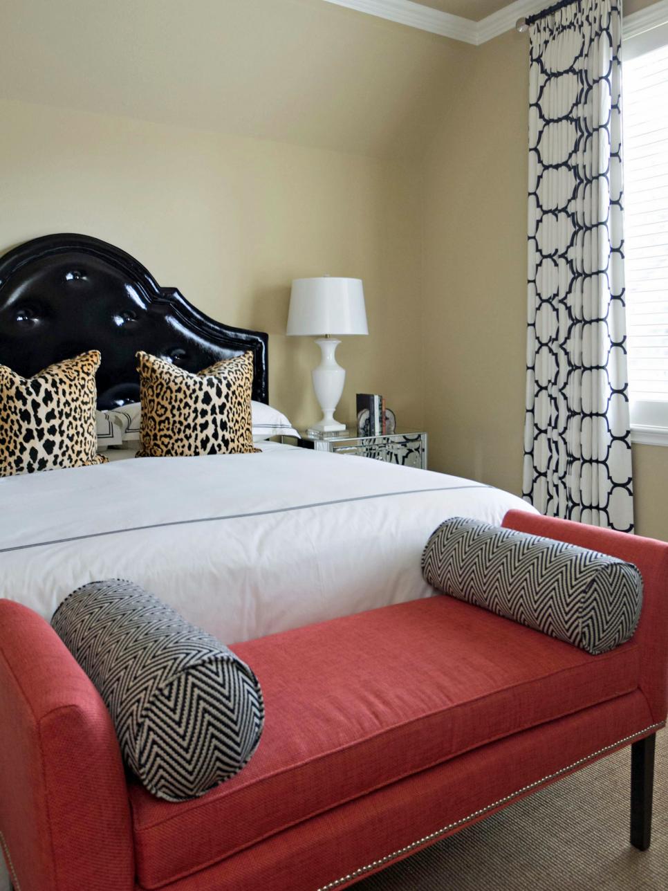 Black and White Ideas to Decor your Luxury Ledroom