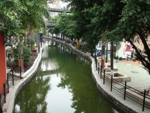 The Emporis, one of the largest databases of construction and engineering on internet, published a list of the 10 largest malls in the world. Among all of them, just two are not in Asia, and no, they are not in the United States, but in Canada and Turkey.
