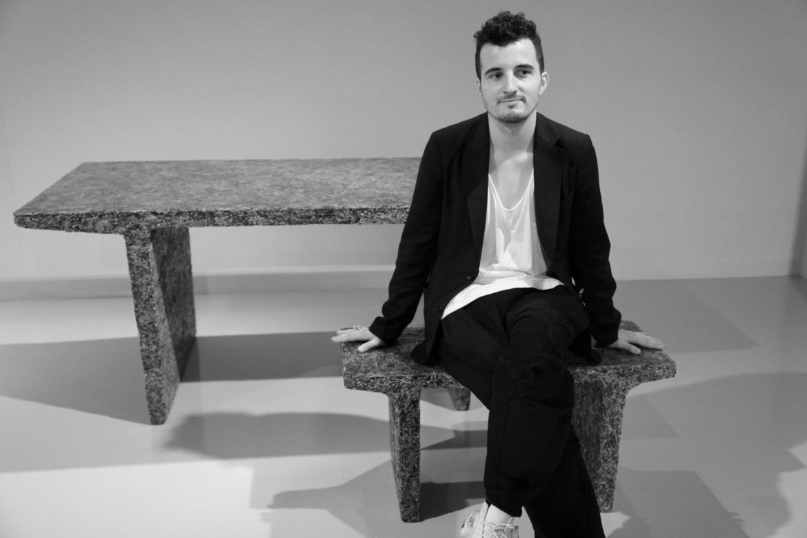 designer-jens-praet-assis-sur-lune-de-ses-creations